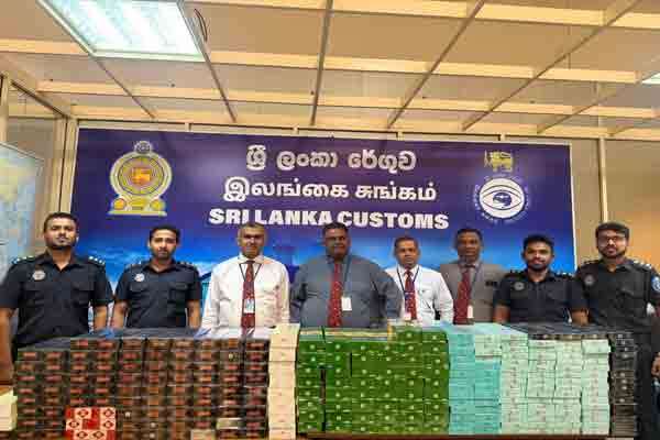 கொழும்பு விமानநिலையில் கடத்தப்பட்ட சிகரெட்டுகள் (ரூ 7.74 மில்லியன் மதிப்பு) உடன் இரண்டு சீன பெண்கள் கைது செய்யப்பட்டனர்