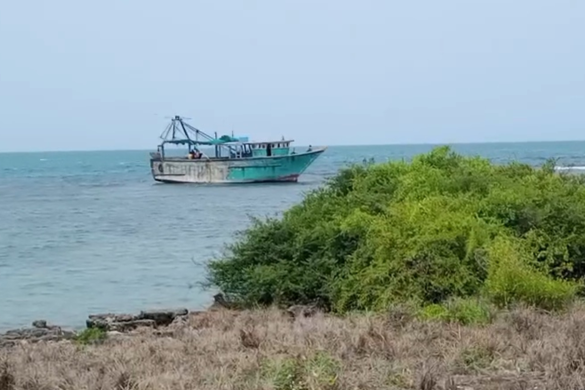 நந்தி தீவுக்கு அருகில் தமிழ்நாடு தொழிலாளர்களைக் கொண்ட மீனவ படகு சிதறியது