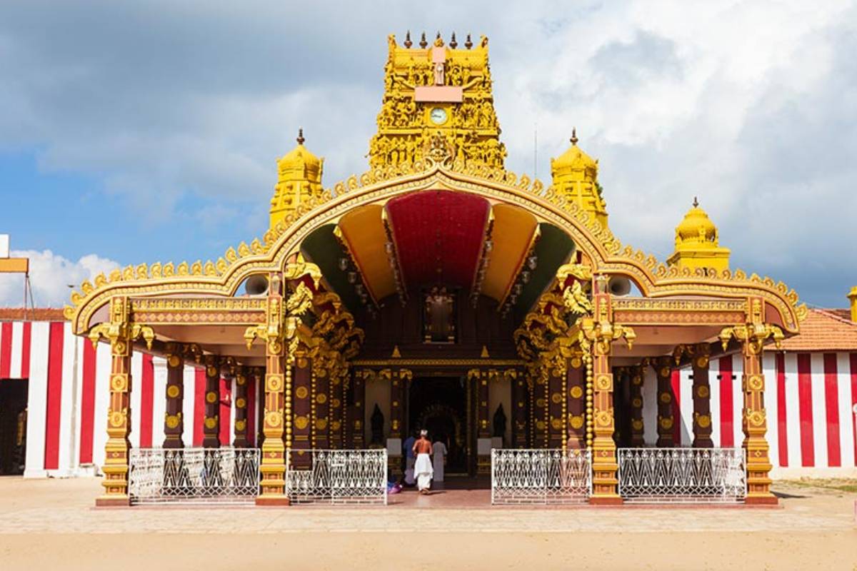 நல്லூர் கந்தசுவாமி கோயில் வார்ષிக விழா சேவல் கொடி விழாவுடன் தொடங்கியது