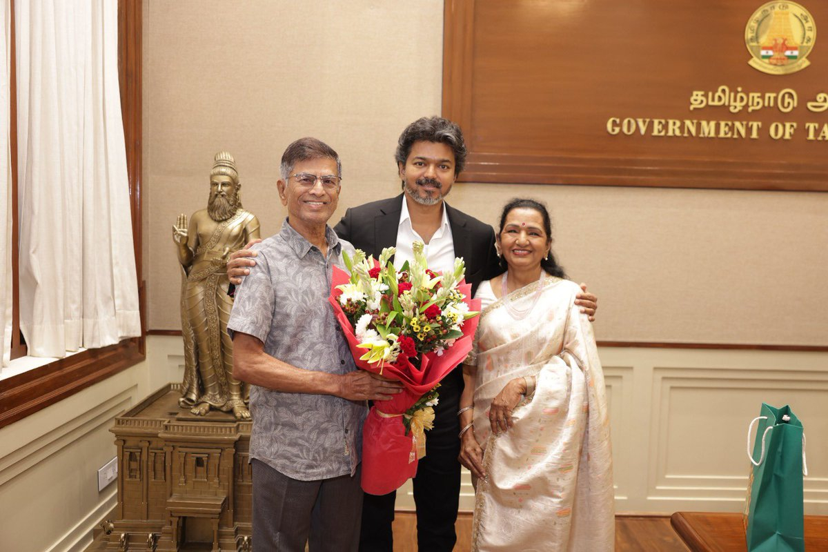 தமிழ்நாடு முதல்வர் விஜயின் பெற்றோர் சென்னையில் சுதந்திர தின விழாவில் கலந்துகொண்டனர்