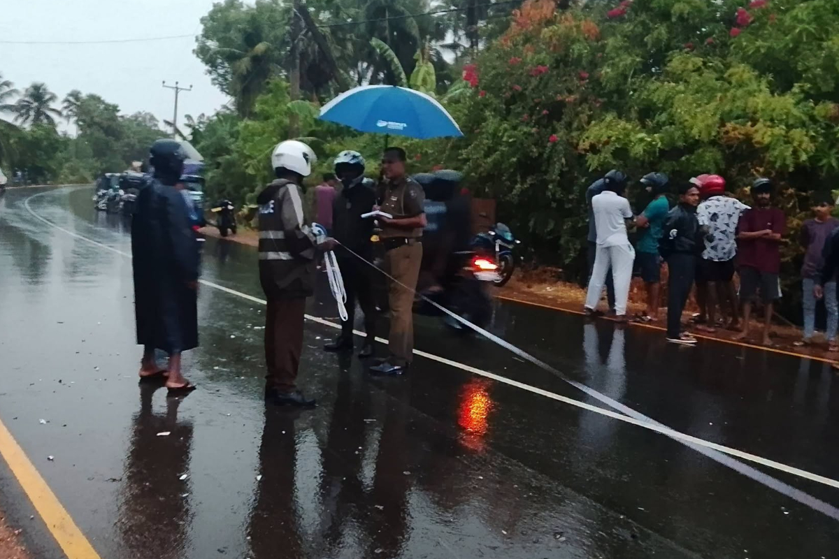 திரிணkoமாலியில் மோட்டார்சைக்கிள்-டிப்பர் லாரி மோதலில் இரண்டு இளைஞர்கள் உயிரிழந்தனர்