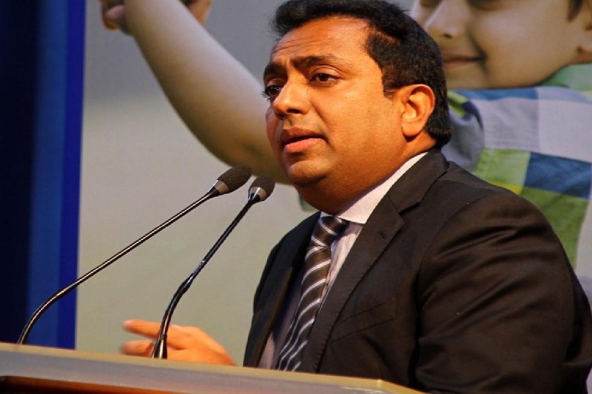 முன்னாள் அமைச்சர் அகிலා விரஜ் கரியවசம் ஊழல் ஆணையத்திற்கு முன்னிலையில் ஆஜராகினார்