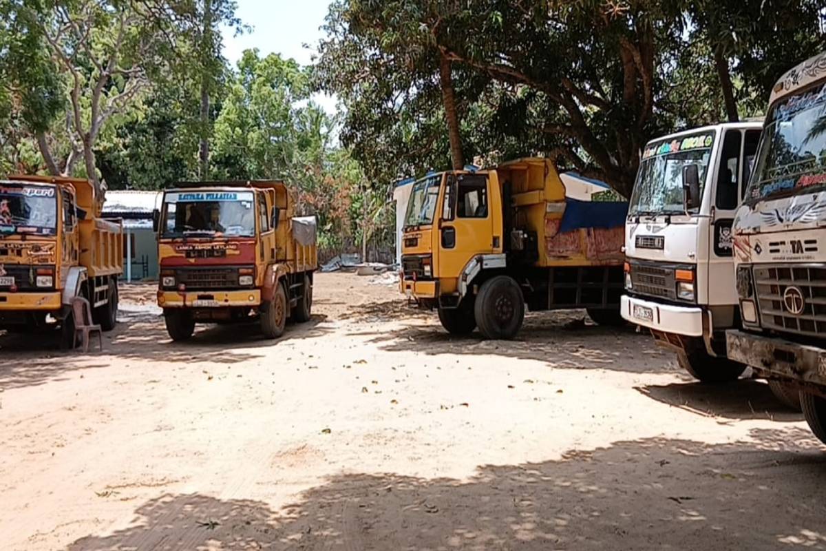 கிளிநොච்சியில் சட்டவிரோத மணல் வெட்டும் பணியில் ছः வாகனங்கள் பறிமுதல்