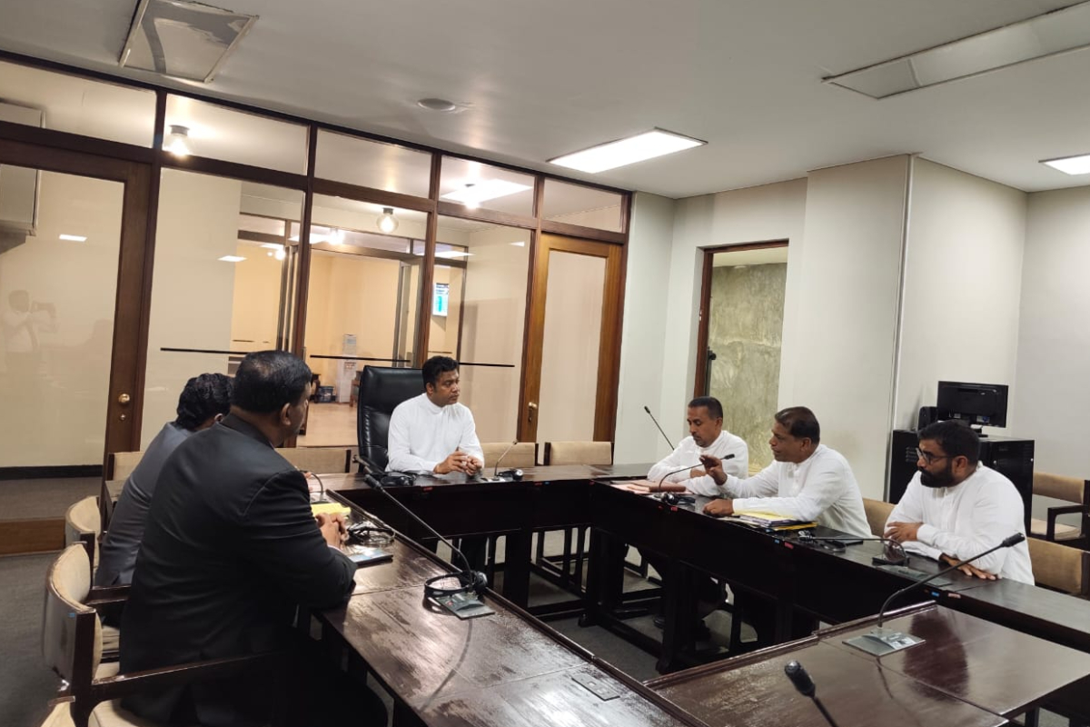 கல்முனை மருத்துவமனையில் சீருடை சிக்கலை தீர்க்க சுகாதார அமைச்சு உறுதिப்பூर்வक