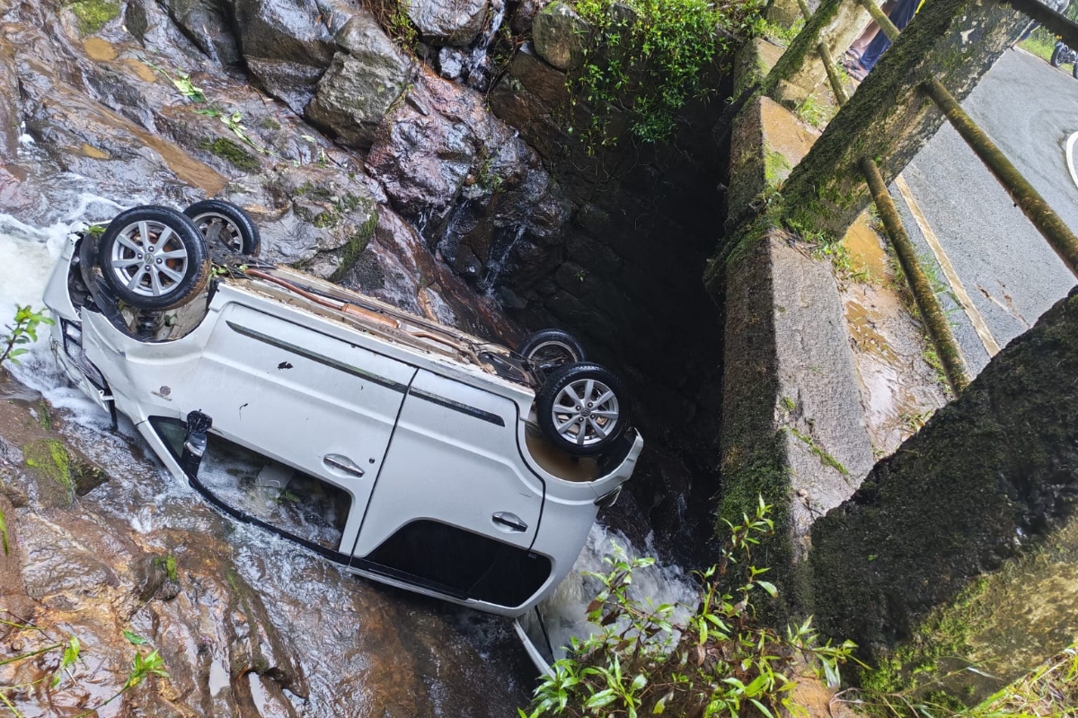 மொहினி நீரfall அருகே நல்லத்தண்ணിയில் புனிதயாত্திரികர்களைக் கொண்ட வாहन கவிழ்ந்தது