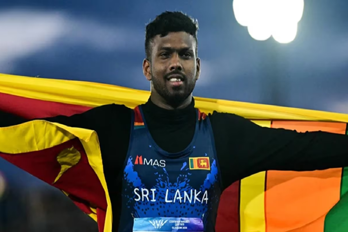 இலங்கைய ஈட்டி வீச்சு வீரர் ருமேஷ் தரங்க கொமன்வெல்த் கேம்ஸ் தங்கப் பதக்கத்திற்குப் பிறகு வீடு திரும்பினார்