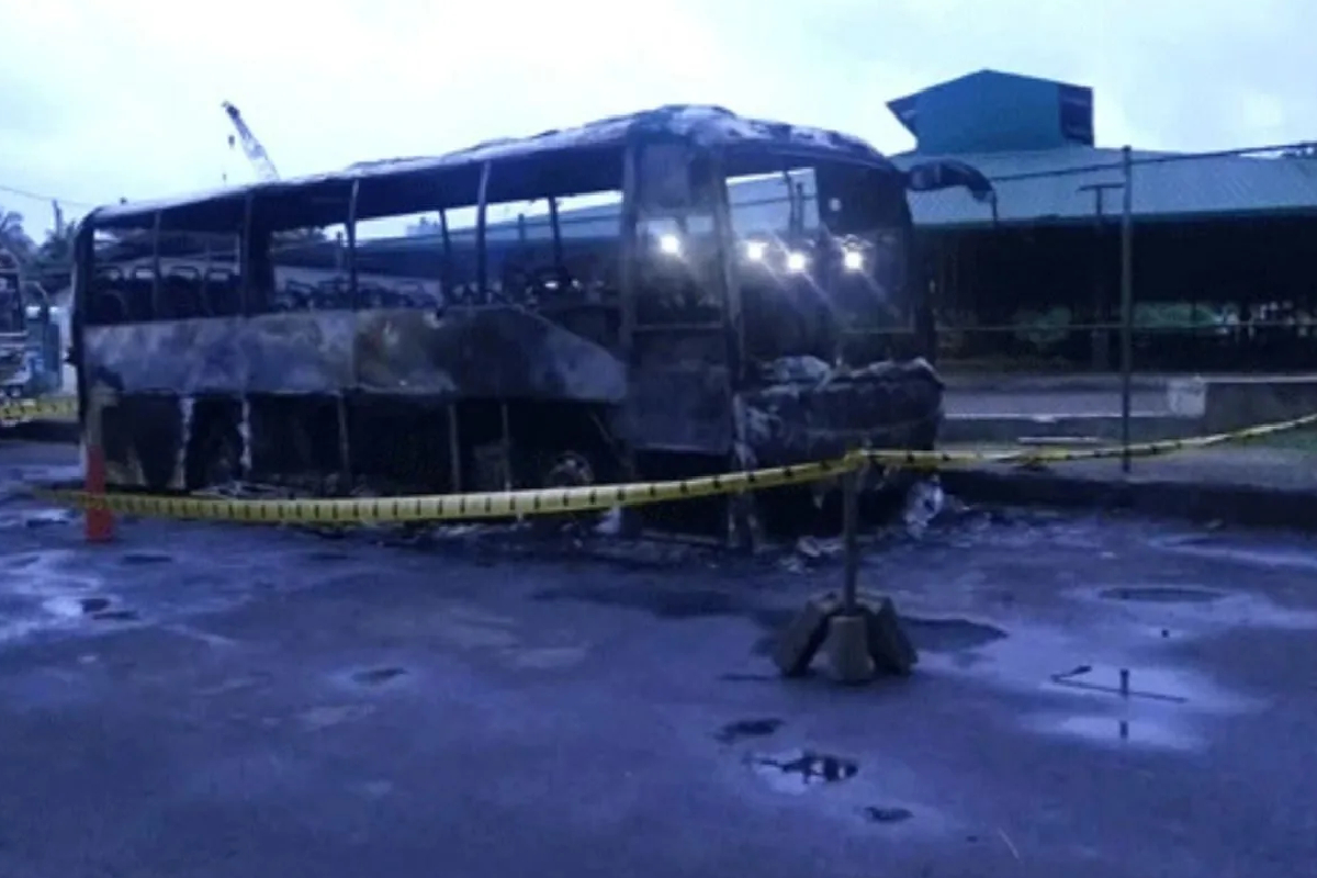 கடුවேලയில் பజාரியான பஸ் எரிக்கப்பட்டது; இரண்டு சந்தேக நபர்கள் மோட்டார்சைக்கிளில் தப்பி ஓடினர்