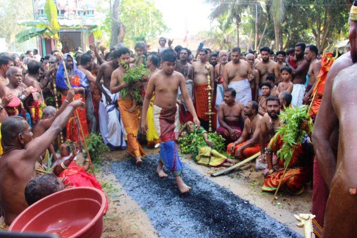 ஈரவூர் பத்ரகாளியம்மன் கோயிலின் நெருப்பு நடை சடங்கிற்காக ஆயிரக்கணக்கான மக்கள் கூடினர்