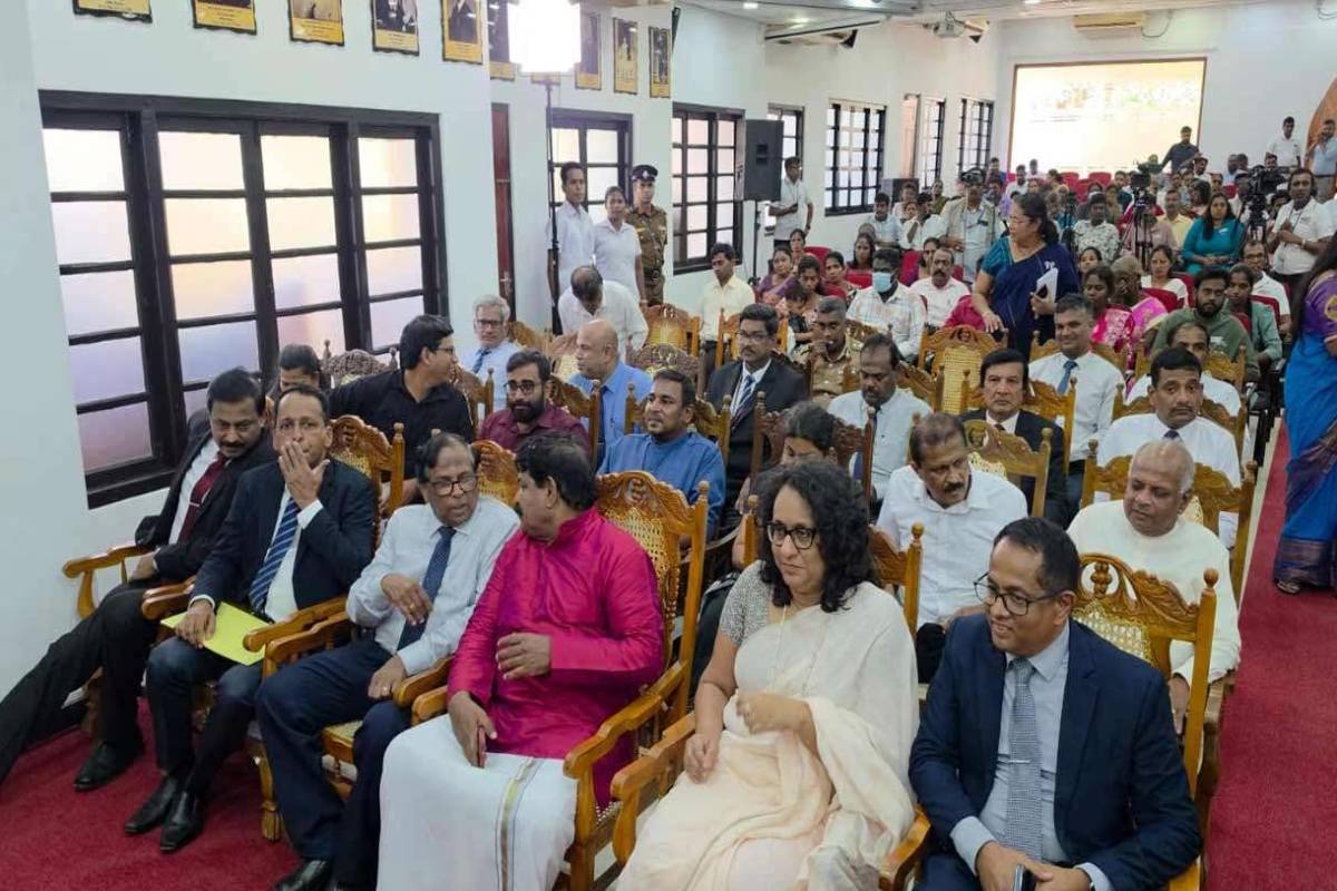இலங்கை பிரதமர் யாழ்ப்பாணத்தில்장애 மாணவர்களுக்கு छात्रवृत्தि வழங்கினார்