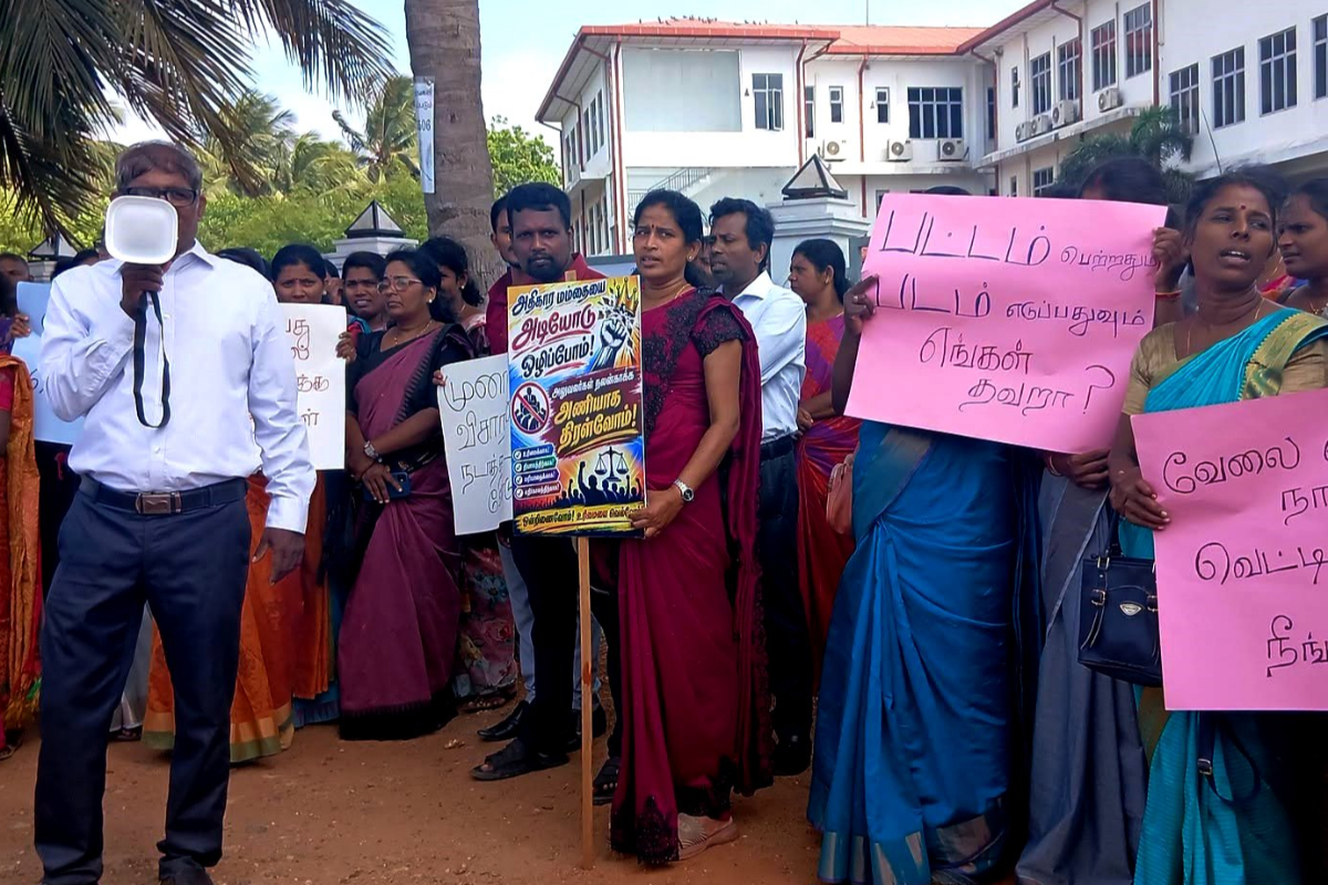 வளர்ச்சிப் பணியாளர்கள் ஆடியோ பதிவுக்காக எதிர்ப்பு தெரிவித்து, должностlasarகளுக்கு எதிராக조치கோரினர்