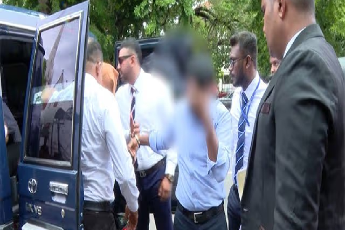 நான்கு வங்கி அதிகாரிகள் சுமார் ஒரு பில்லியன் டாலர் சட்டவிரोധ பண பரிமாற்றம் குறித்து சிறையில் அடைக்கப்பட்டுள்ளனர்