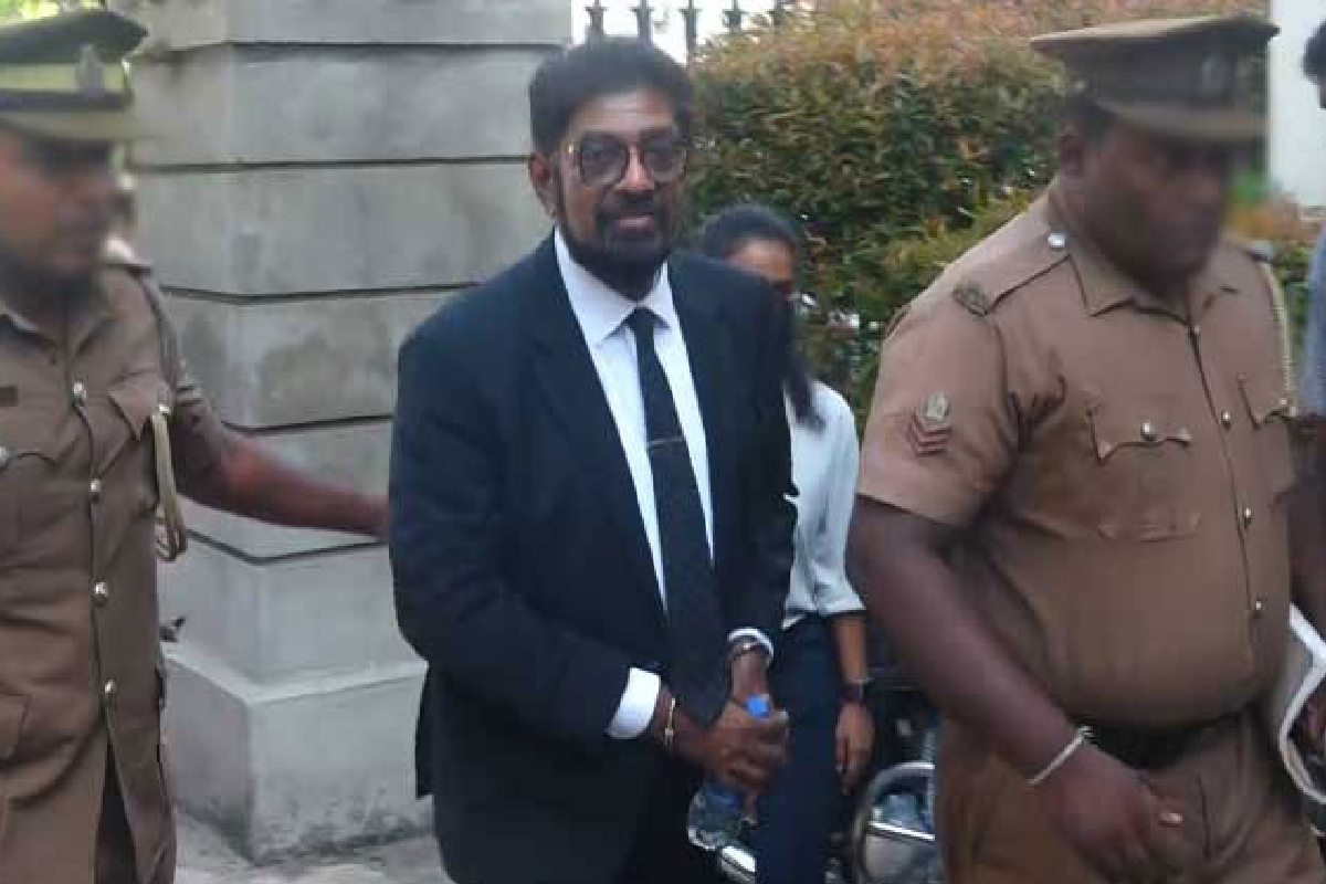 முன்னாள் சுகாதார அமைச்சர் கெகெலியா ராம்புக்வெல்ல ஊழல் குற்றச்சாட்டில் கைது
