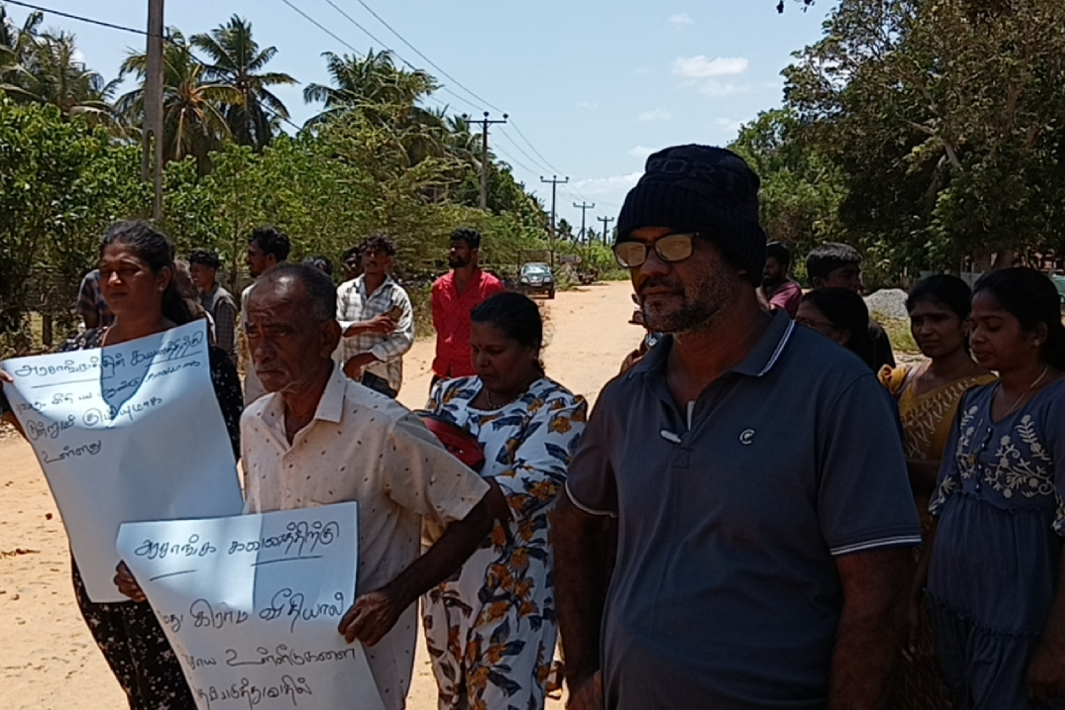 கிளிநොච்சியில் புறக்கணிக்கப்பட்ட சாலை உள்ளமைப்பு பற்றி வாসிந்தர்கள் போராட்டம் நடத்துகின்றனர்