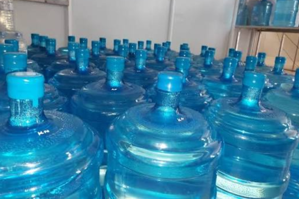 அதिகாரிகள் 8,500 போலி குடிநீர் பாட்டல்களை জ虚假 quality சான்றிதழ்களுடன் பறிமுதல் செய்துள்ளனர்