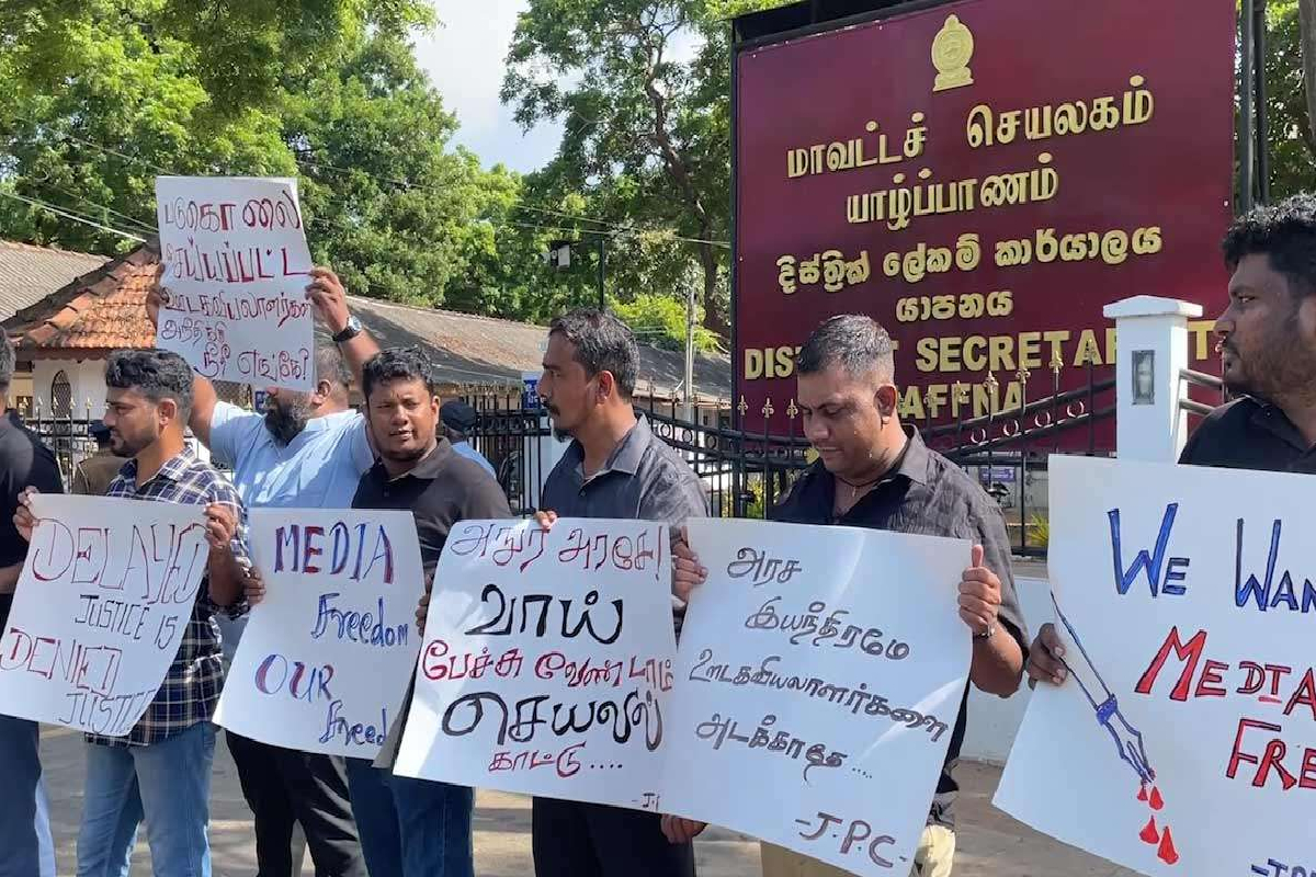 யாழ்ப்பாணத்தில் ஊடகவியலாளர்கள் ஊடக வன்முறைக்கு பொறுப்பாக்கல் கோரி احتجاج நடத்தினர்
