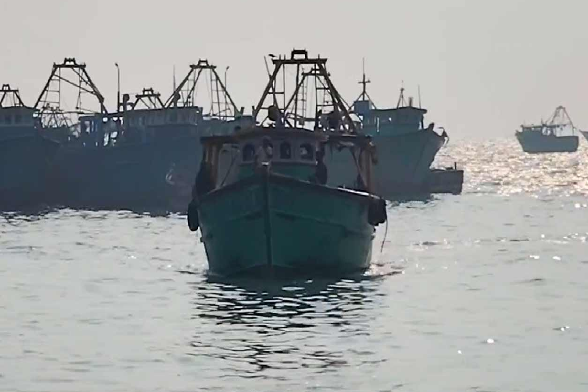 கடற்படை 33 பேரைக் கைது செய்தது - இலங்கையின் நீரோட்டங்களில் சட்டவிரோத மீன்பிடி நடவடிக்கைகள்