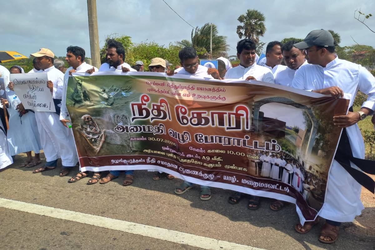 கிறிஸ்தவ மதகுருமார்கள் சேம்மानி பொதிந்த சடலங்களுக்கு சர்வதேச நீதி கோரி அமைதியான போராட்டம் நடத்தினர்