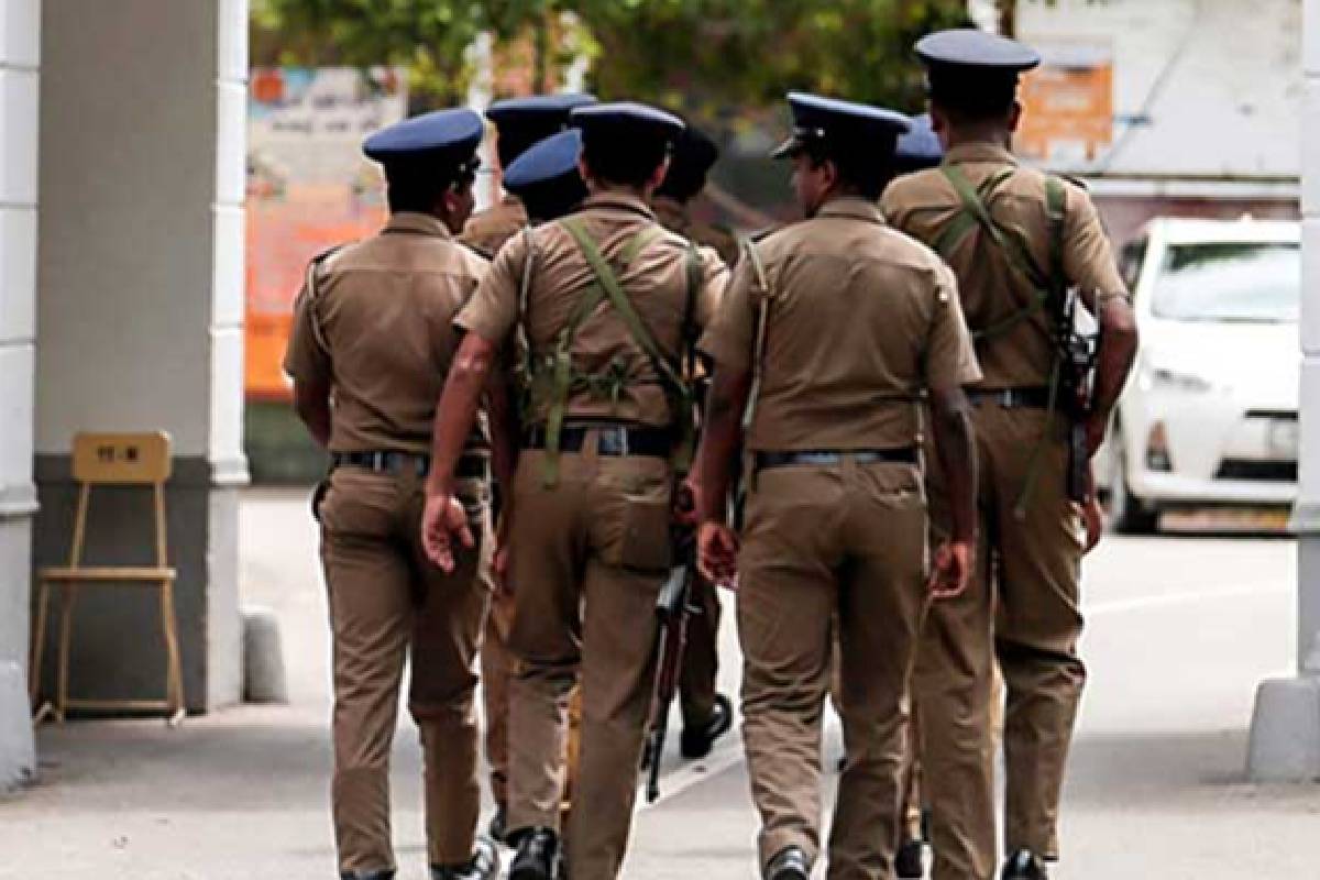 மதுரையில் சட்டவிரோத கசாവா காய்ச்சுவதற்கான தடியடி நடத்துவதின் போது போலீஸ் அதிகாரிகள் காயப்பட்டனர்