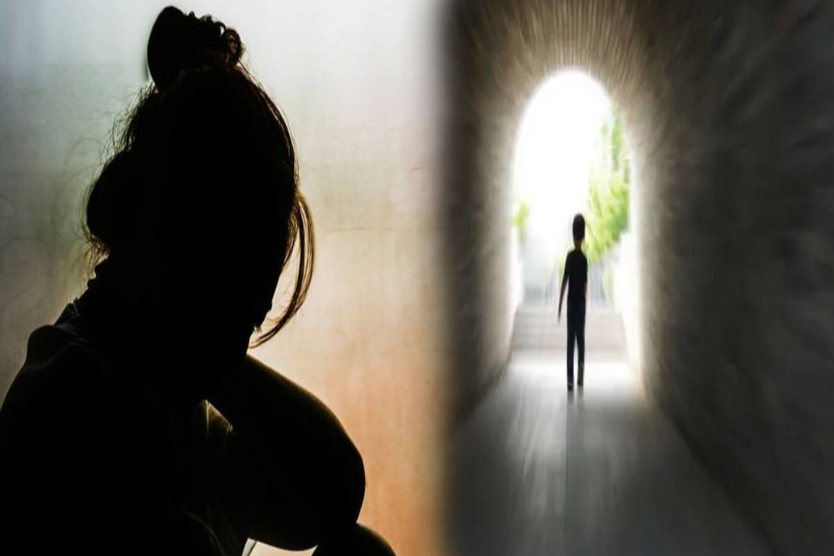 சிசிடிவி காட்டிக்கொடுத்த கொலை மர்மம் ; வீட்டில் தனியாக இருந்த பெண் அடித்து கொலை