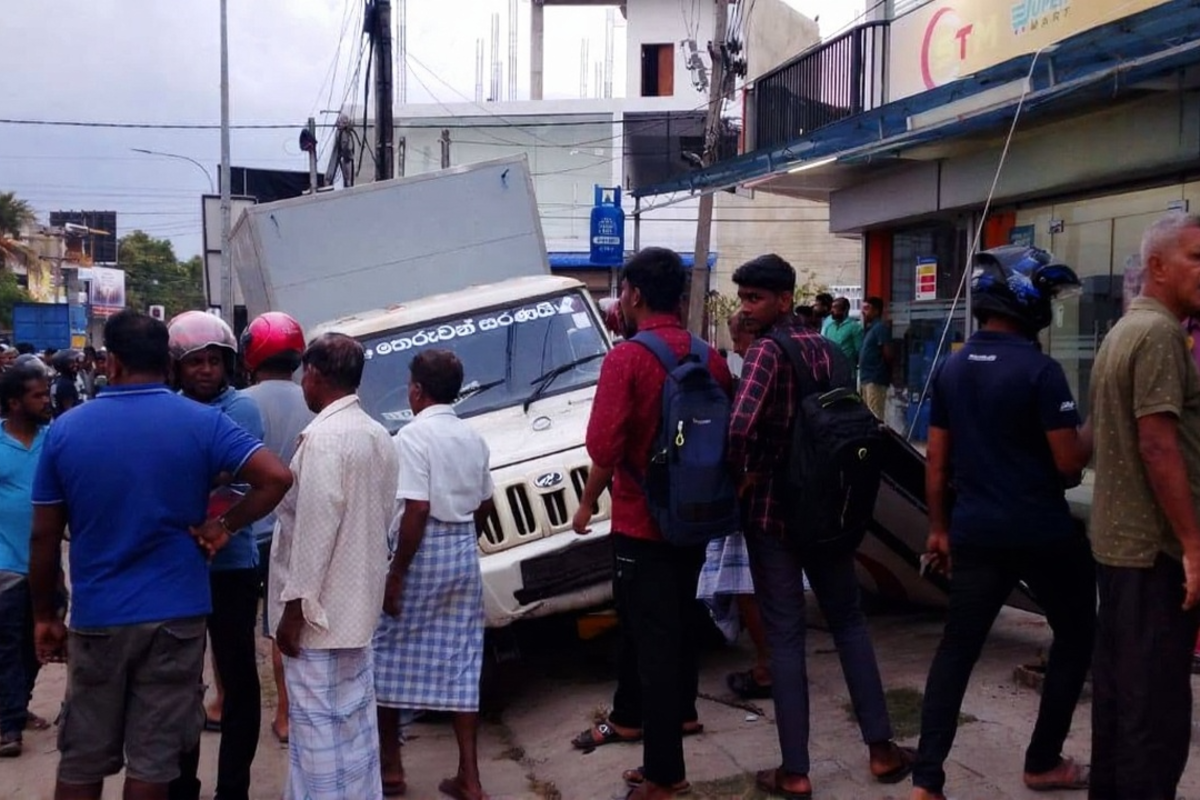 முல்லைத்தீவில் மூன்று சக்கர வாகனம் லாட்டரி கடையில் மோதியது; ஒருவர் பலி