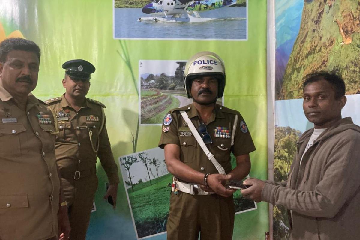 நுවර எલിය பொலிசார் இழந்த பணப்பை உரிமையாளருக்கு திருப்பியளித்தனர்