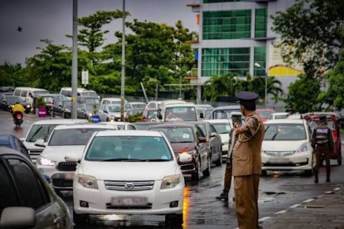 சிறீலங்கா சாலை பாதுகாப்பு கவலைகளுக்காக 24 சட்டவிரோধமாக மாற்றியமைக்கப்பட்ட வாகனங்களை தடை செய்தது