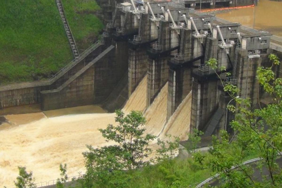 மேல் கொட்මலെ நீர்த்தேக்கம் நீர் மட்டம் உயரும்போது கூடுதல் வாயிलைத் திறக்கிறது