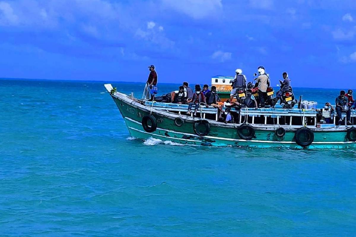 குரிக்கடுவான் மற்றும் நைനாதீவு இடையே படகு கவிழ்ந்தது, பத்து பேர் மீட்கப்பட்டனர்