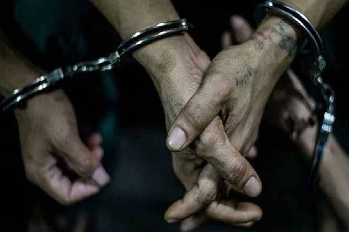 கள்கிस்சாவில் சட்டவிரோத மதுசாரை மூடப்பட்டது; இருவர் கைது