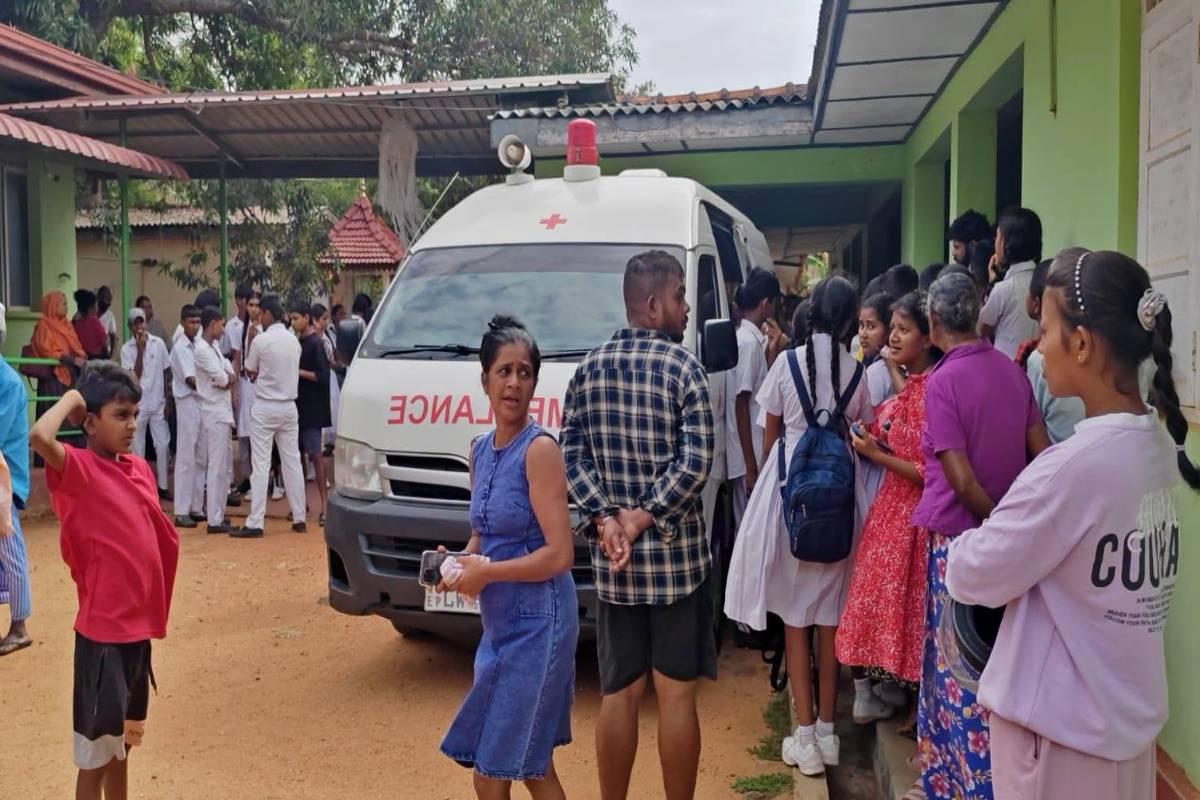 திரிணکோமالि பள்ளியில் குளவி தாக்குதலில் முப்பது மாணவர்கள் மருத்துவமனையில் சேர்க்கப்பட்டனர்