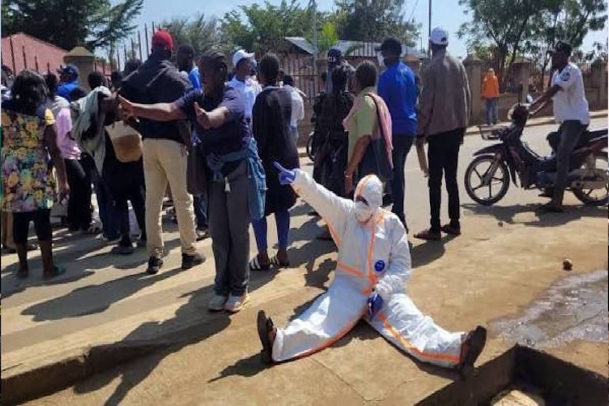 சம்பளம் செலுத்தாத நிலையில் சுகാதார தொழிலாளிகள் வேலைநிறுத்தம்: DRC-யில் எபோலா பொங்கி எழுகிறது