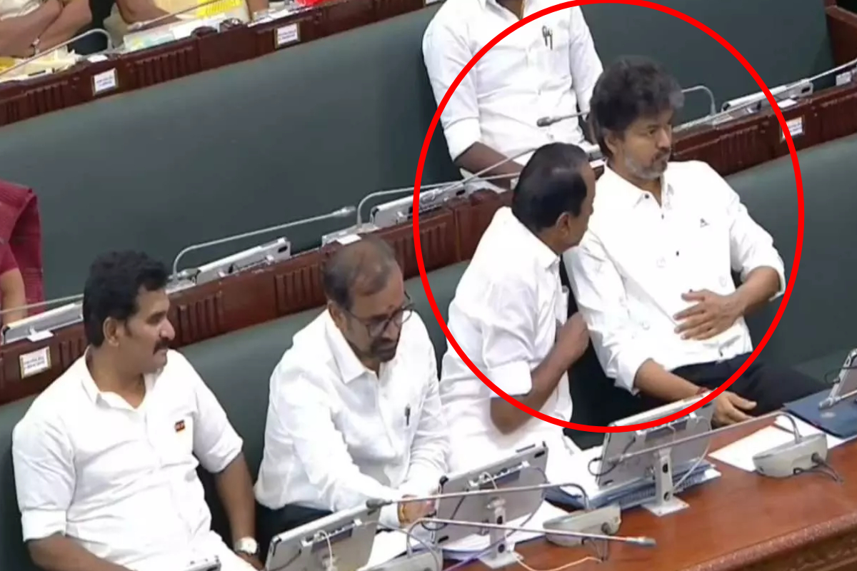 சட்டமன்ற மரபை மீறி அமைச்சர்களுடன் அமர்ந்த முதலமைச்சர் விஜய்; பலரும் ஆச்சரியம்!
