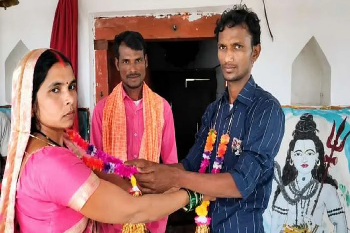 உத्தர பிரதேசத்தில் கணவன் மனைவிக்கும் இளைய காதலருக்கும் திருமணம் ஏற்பாடு செய்தார்