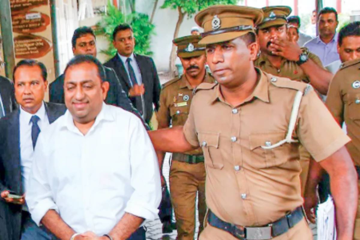 முன்னாள் அமைச்சர் அகில் விராஜ் கரியවசம் ஊழல் குற்றச்சாட்டில் காவலில் வைக்கப்பட்டுள்ளார்