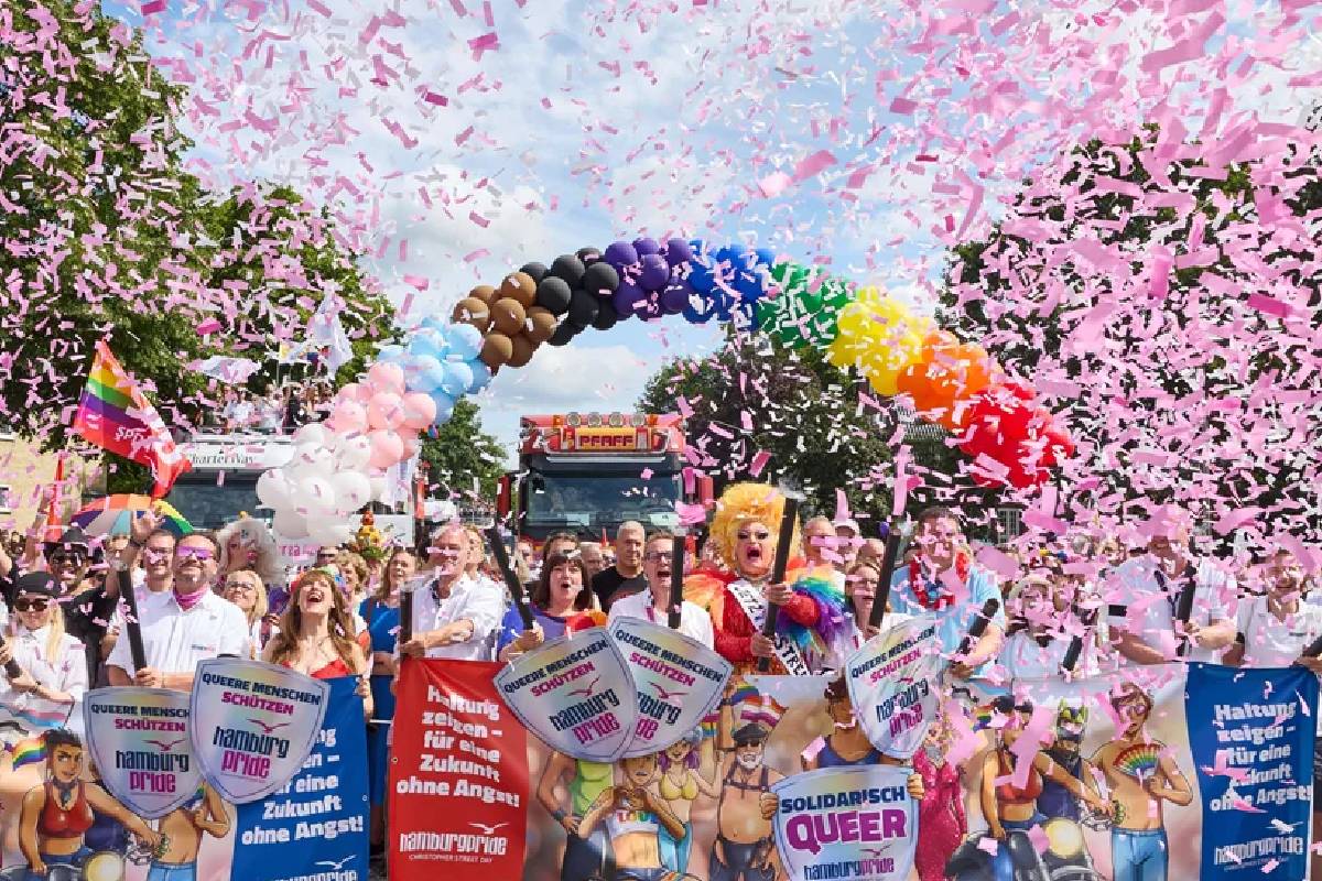 பBerlin தாக்குதல் இருந்தும் Amsterdam Pride பparade பெரும் கூட்டத்தை ஈர்த்தது