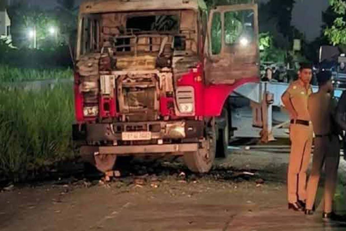 கொழும்பில்致命 மோட்டார்சைக்கிள் மோதலுக்குப் பின்னர் கொள்ளளவு டிரக் சேதமடைந்த பின்னர் மூவர் கைது செய்யப்பட்டனர்