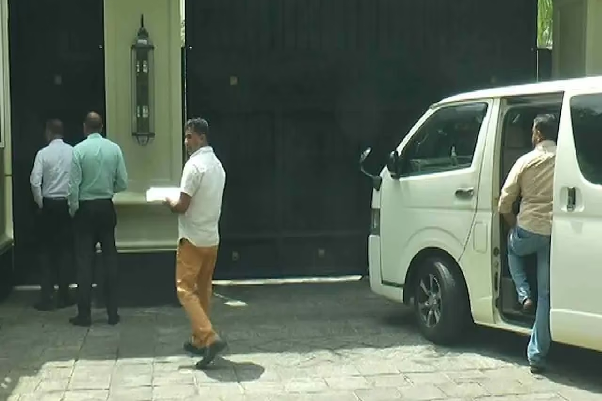 ராவி கருணநாயக்கவின் வீட்டில் ஊழல் विरोधी அதिकாரிகள் சோதனை நடத்தியுள்ளனர்