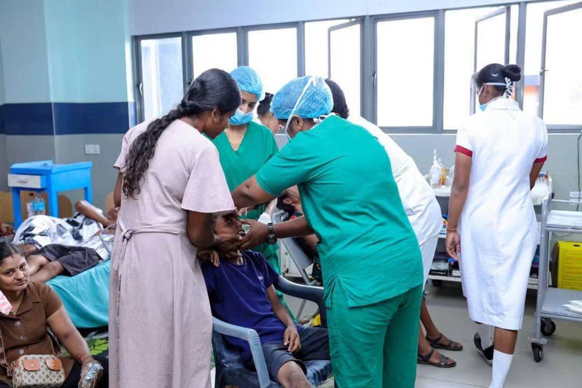 400க்கும் மேற்பட்ட கோயில் வருகையாளர்கள் தீவிர விளக்குவளியால் கண் காயம் அடைந்துள்ளனர்