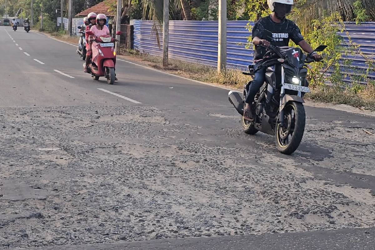 எட்டு மோதல்களுக்குப் பிறகு விபத்துக்கு ஆளாகிற சாலையின் அவசர பழுதுபார்ப்பை யாழ்ப்பாணம் மக்கள் கோரிக்கை