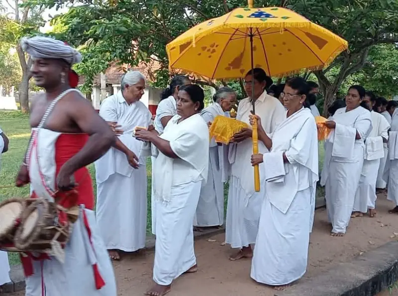 வேசாக் பூஜை கொண்டாட்டங்கள் வவுனியா கோயில்களுக்கு பெரும் கூட்டத்தை ஈர்த்தது