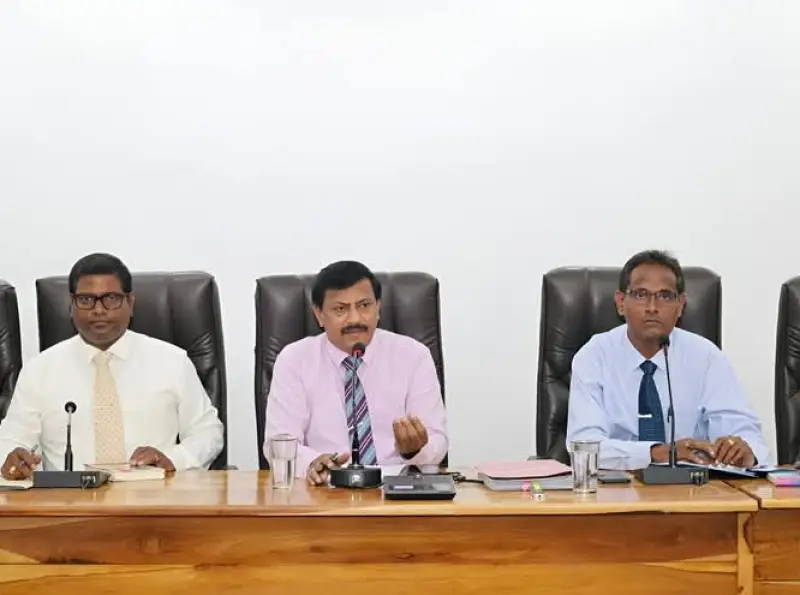 அரசாங்கத்தின் கொள்கைகளை நடைமுறைப்படுத்தும் கடப்பாடு அரசாங்க உத்தியோகத்தர்களுக்கு இருக்கின்றது