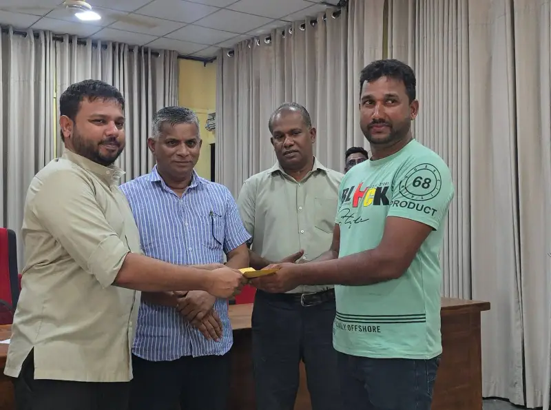 திருக்கோணமலை சைக்লோன் திஃபாவால் பாதிக்கப்பட்டவர்களுக்கு ஈடுசெய்தல் காசோலைகளை விநியோகித்தது