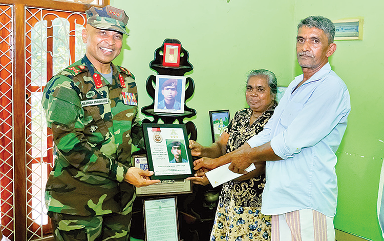 යුද්ධ සेना අධිපති අස්වල සොල්දාදුවා පුෂ්පාමාලි රණවීරාවගේ භාරදාරුවරුන්ට ගෞරවය පූජනය කරයි