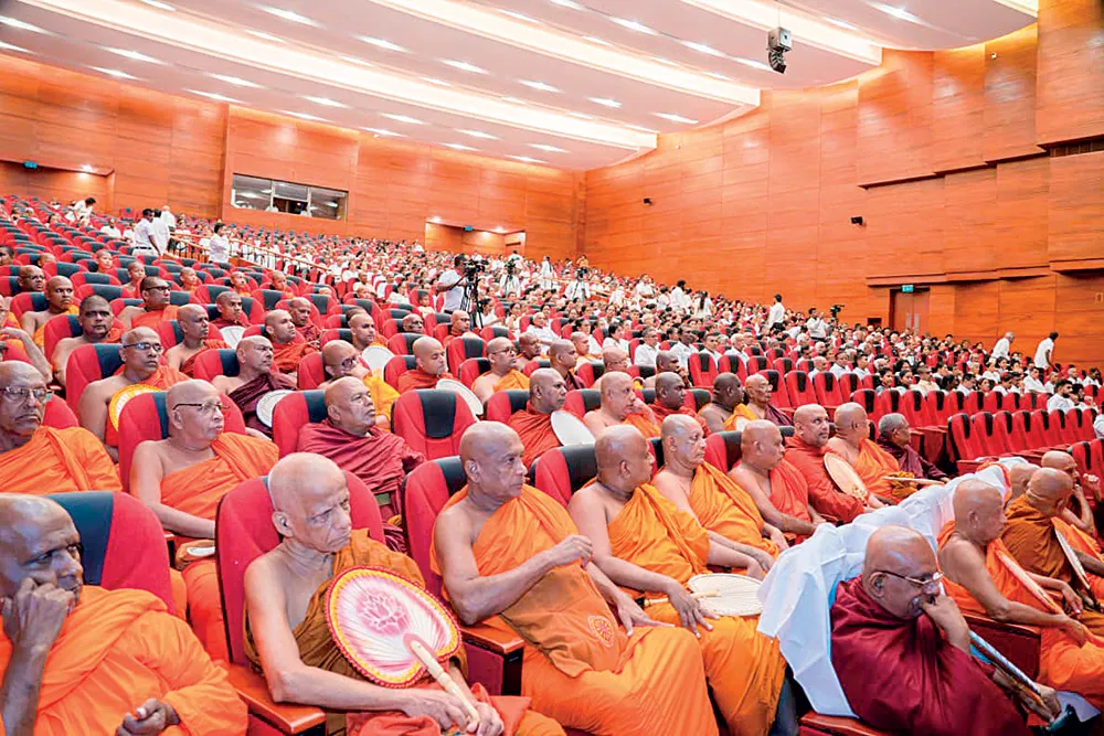 මනුසත්කම ඈත් වන තරගකාරී සමාජය තුළ අධ්‍යාත්මික පිරිපුන් ප්‍රජාවක් නිර්මාණය කිරීමේ විශාල වගකීමක් මහා සංඝරත්නය වෙත පැවරී තියෙනවා