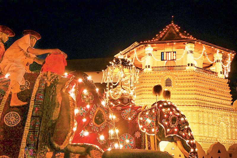 කැන්ඩි එසල පෙරහෙර උදcelebration කරා මිලියන දෙකට වැඩි පිරිසක් සහභාගී වුණි