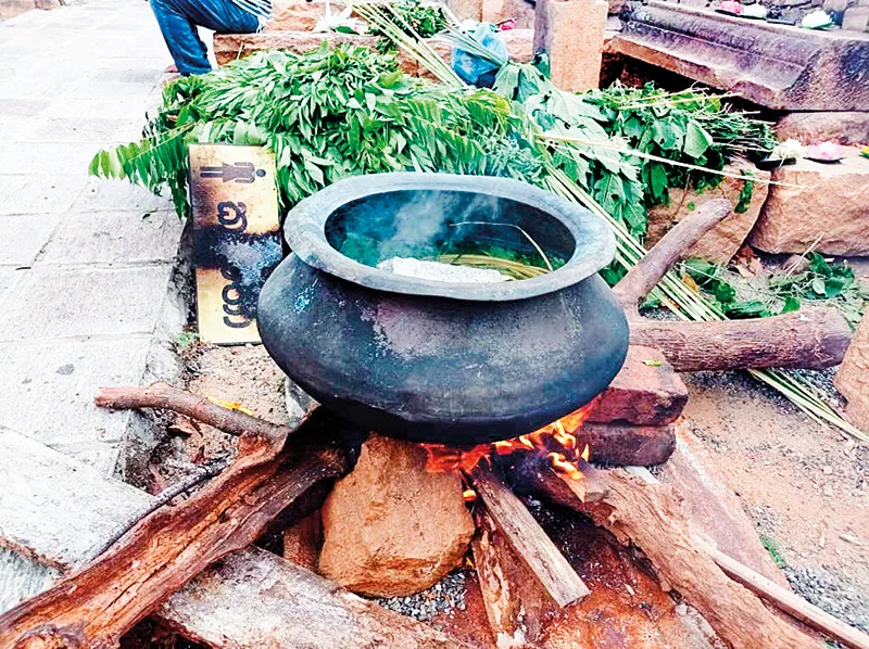 පුස්කොළ පොත් රකින දැනුම බෙදන රිදී විහාරය
