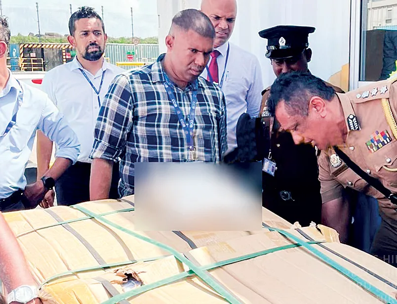 අල වගේ රැගෙන ආ කෝටි 1000ක අයිස් කන්ටේනරයක් වරායෙන් අල්ලයි