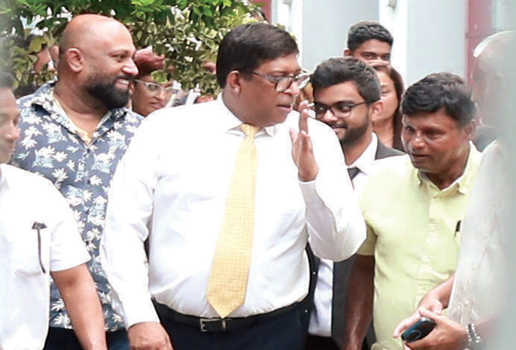 රවීට ඇප: රට ගමන් තහනම්