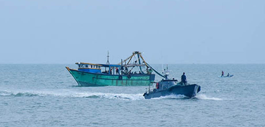 දෙල්ෆ් දූපත අසල ඉන්දියානු මාછල් ධරණ යvessels බේධනය; කර්මාන්තවේදීන් 11 දෙනා ආරක්ෂිතව