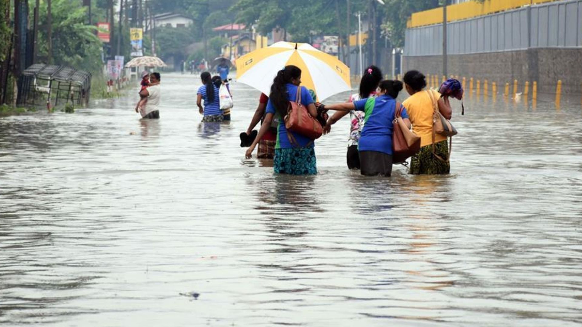 අයහපත් කාලගුණයෙන් දිස්ත්රික්ක 5කට බලපෑම් – පුද්ගලයන් 1,881 ක් තාවකාලික ස්ථානවල රදවයි